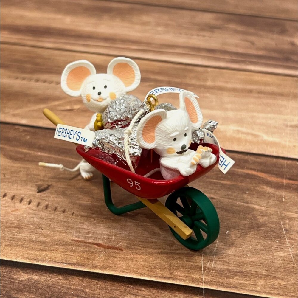 1995 HALLMARK HERSHEY ORNAMENT QX4107 DELIVERING KISSES 2 MICE WITH WHEELBARROW